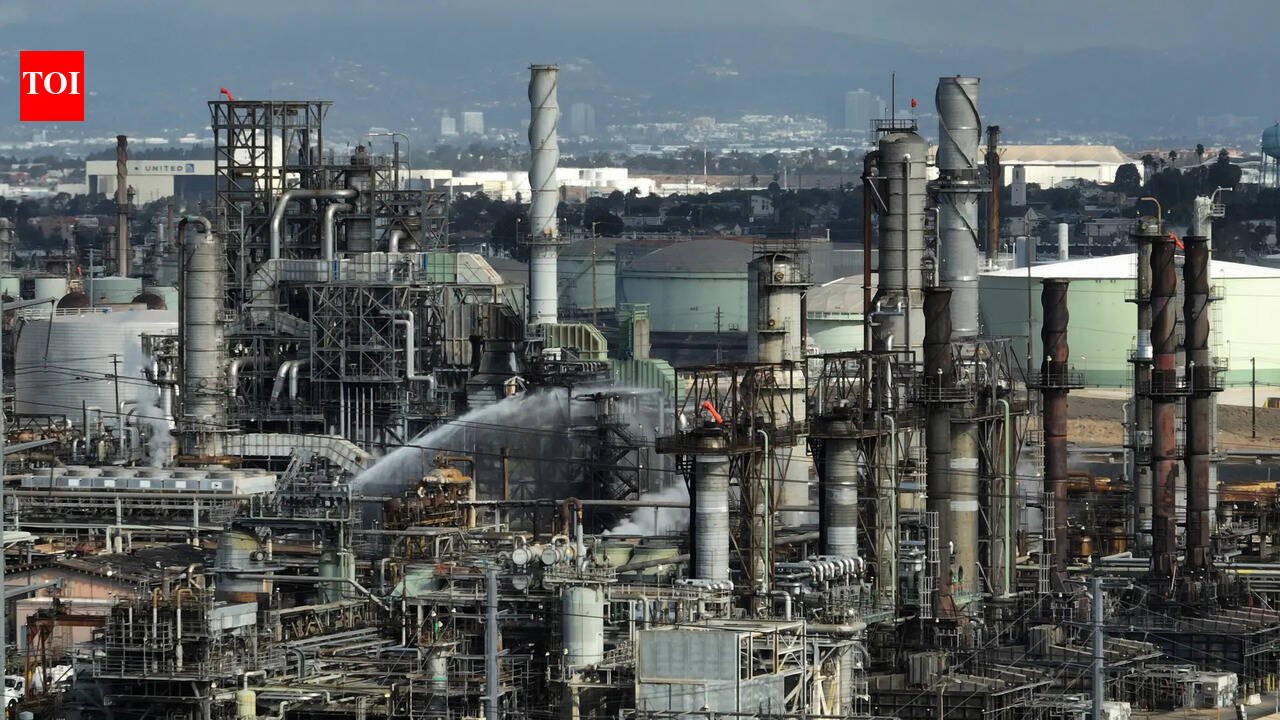 Strait trouble: Global oil tanks running dry at unprecedented pace as Hormuz remains choked
