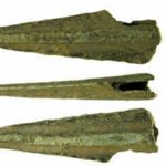 In 2025, an Ontario family’s routine farm cleanup exposed a strange stone that pointed to 12,500-year-old ice age hunters |