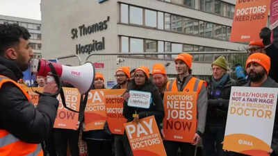 Resident doctors call off England strike after last-minute government offer; pay deal put to vote