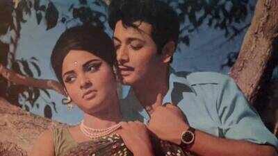 Rekha's controversial forced kiss with Biswajeet was a planned publicity stunt, claims senior journalist: 'Director ne kaha tha' | Hindi Movie News