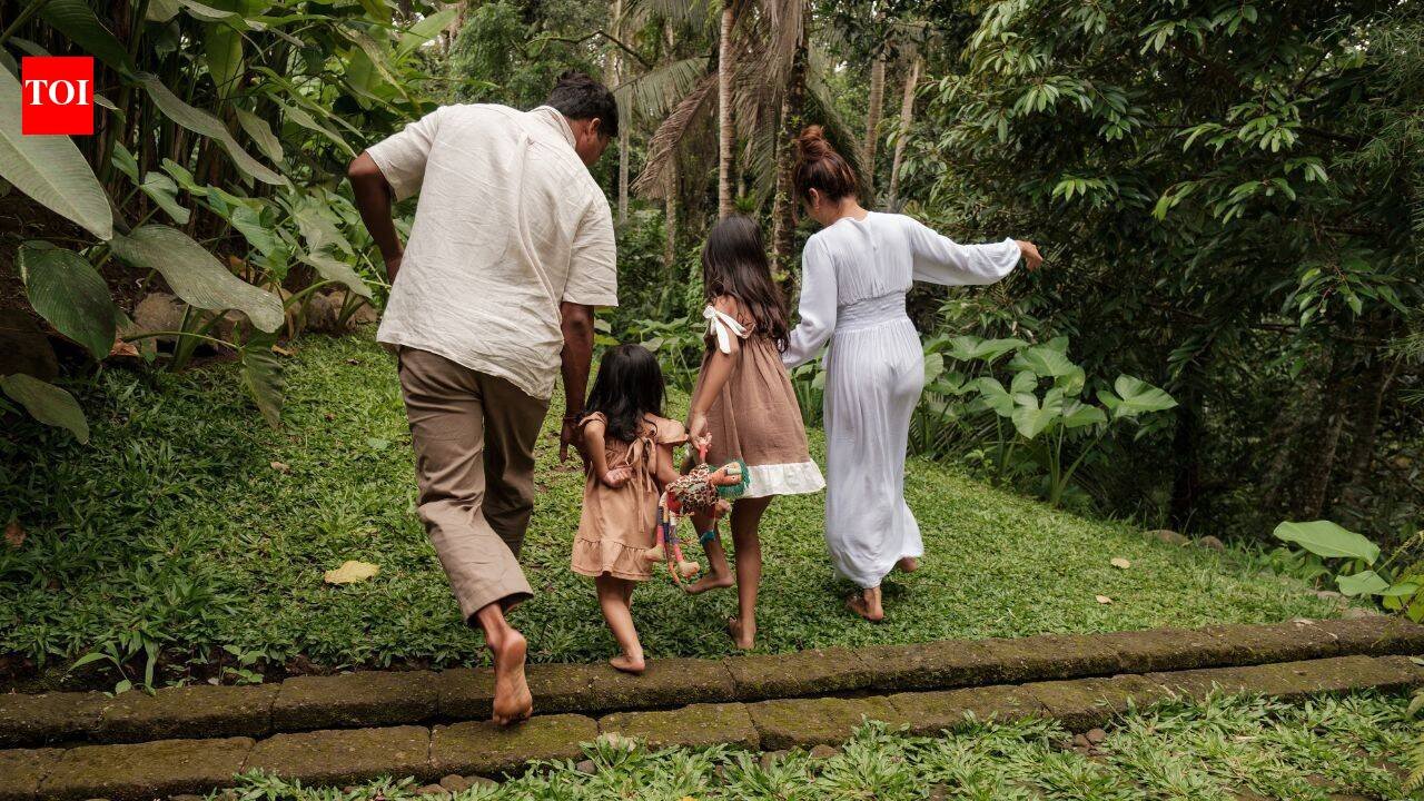 Psychology says that individuals who travel with family tend to exhibit higher emotional resilience, stronger social bonding, and better overall well-being |