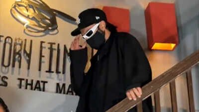 Ranveer Singh hides his new look during visit to Hansal Mehta's office ahead of 'Pralay' shoot - Watch video | Hindi Movie News