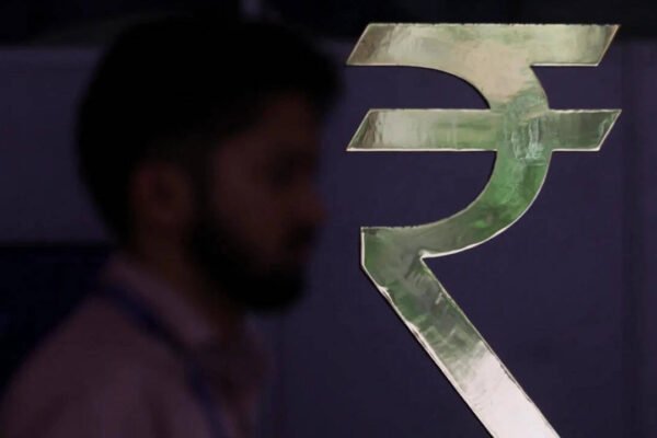 Rupee falls 7 paise to 95.40 against US dollar amid FII selling, geopolitical risks