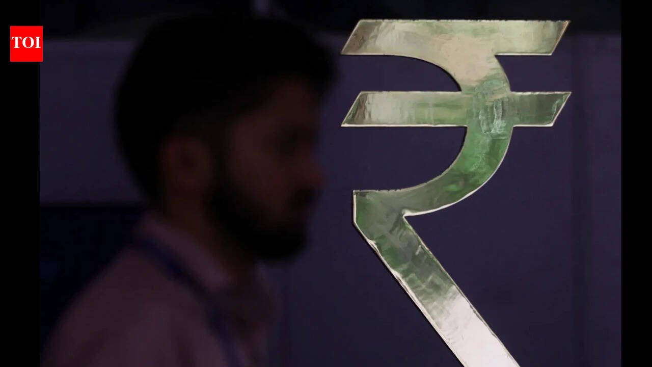 Rupee falls 7 paise to 95.40 against US dollar amid FII selling, geopolitical risks