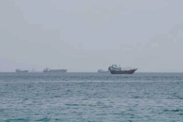 Oil prices hold steady as Hormuz nears zero traffic while Iran-US talks on Strait opening stalls