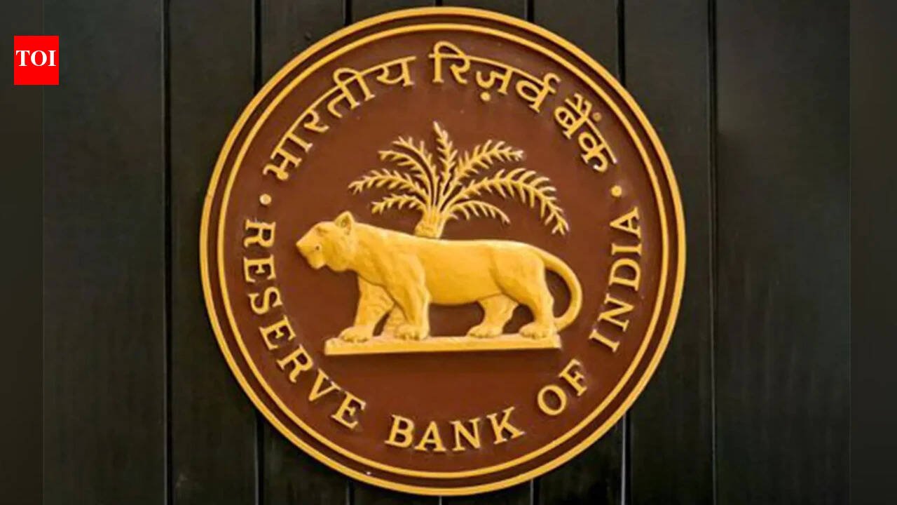 Sabse bada rupaiya: Rs. banknotes beat $, € in circulation