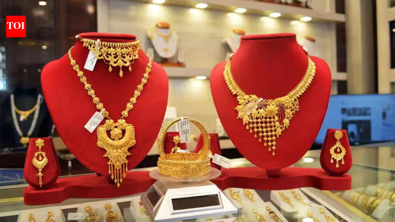 Gold, Silver Rate Today Live Updates: Gold edges higher as yields ease, markets await fed minutes amid Iran tensions