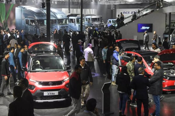 Cost pressure: Carmakers see strong sales but lower profits