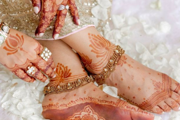 5 super-trendy mehendi designs for hands and feet to bookmark for your wedding