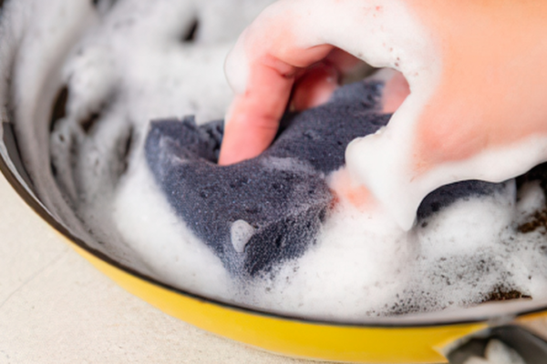 How to clean a burnt pan without scrubbing hard and long