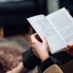 Psychology says people who still read physical books instead of e-books have these 7 unique psychological strengths