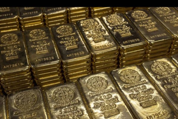Gold hits 7-week low as oil surge fuels rate hike bets
