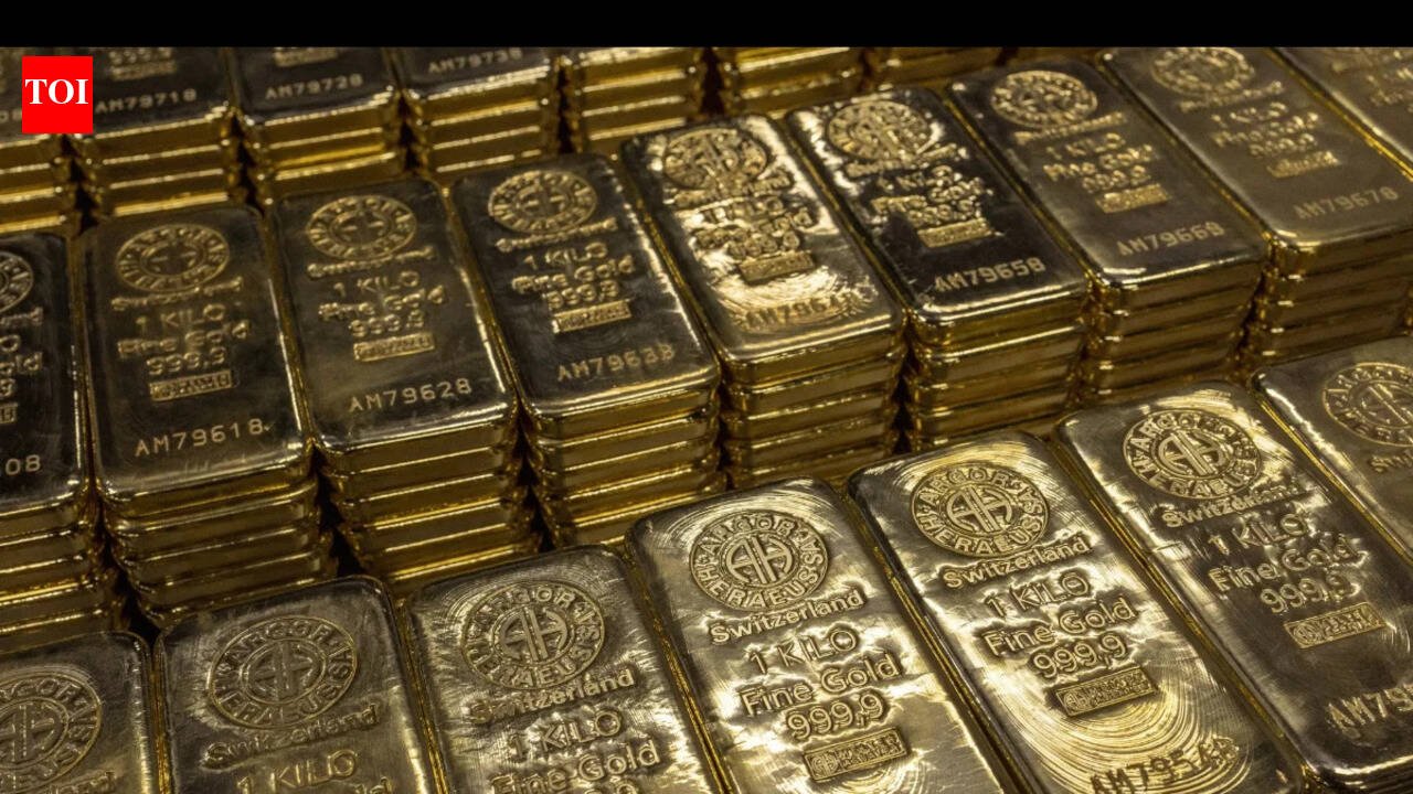 Gold hits 7-week low as oil surge fuels rate hike bets