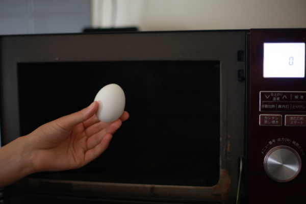 How to cook eggs in a microwave