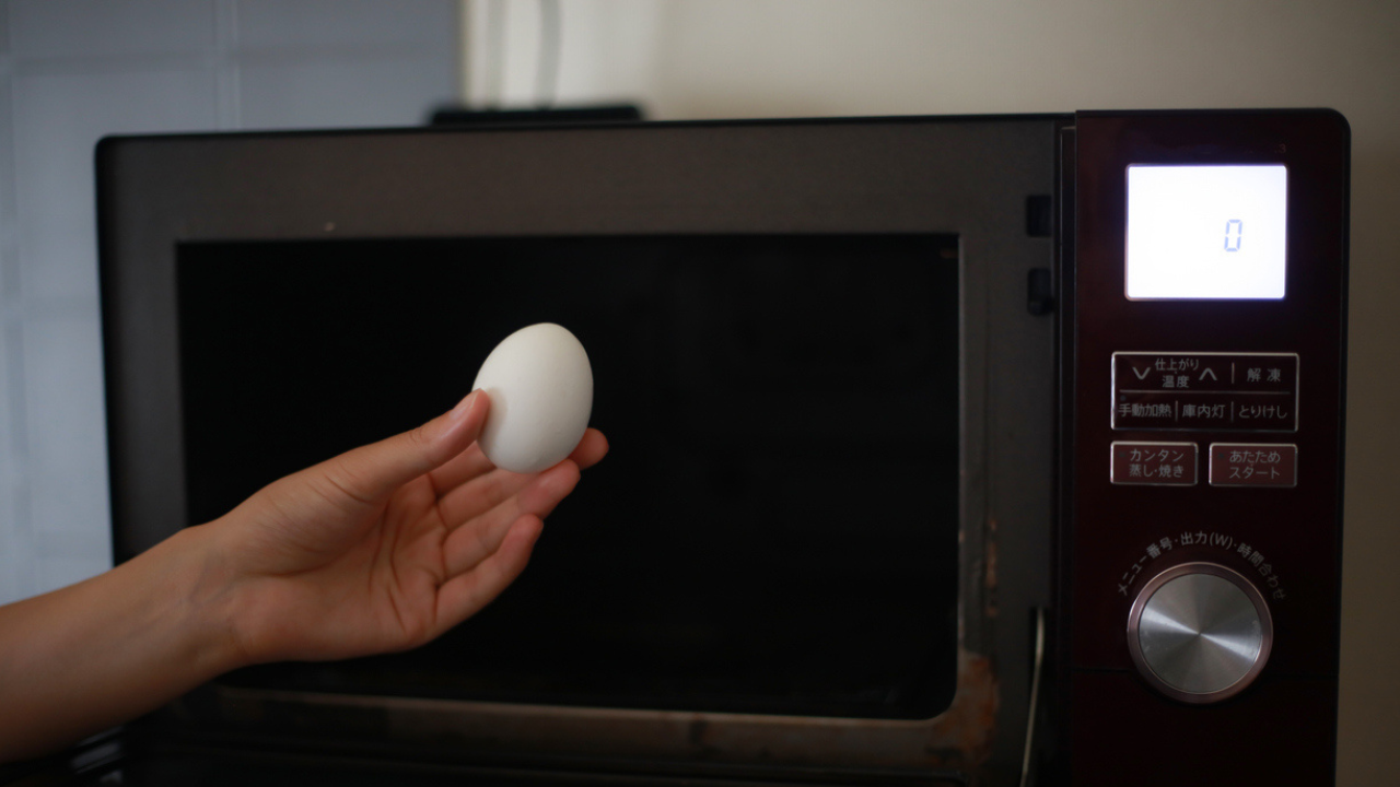 How to cook eggs in a microwave