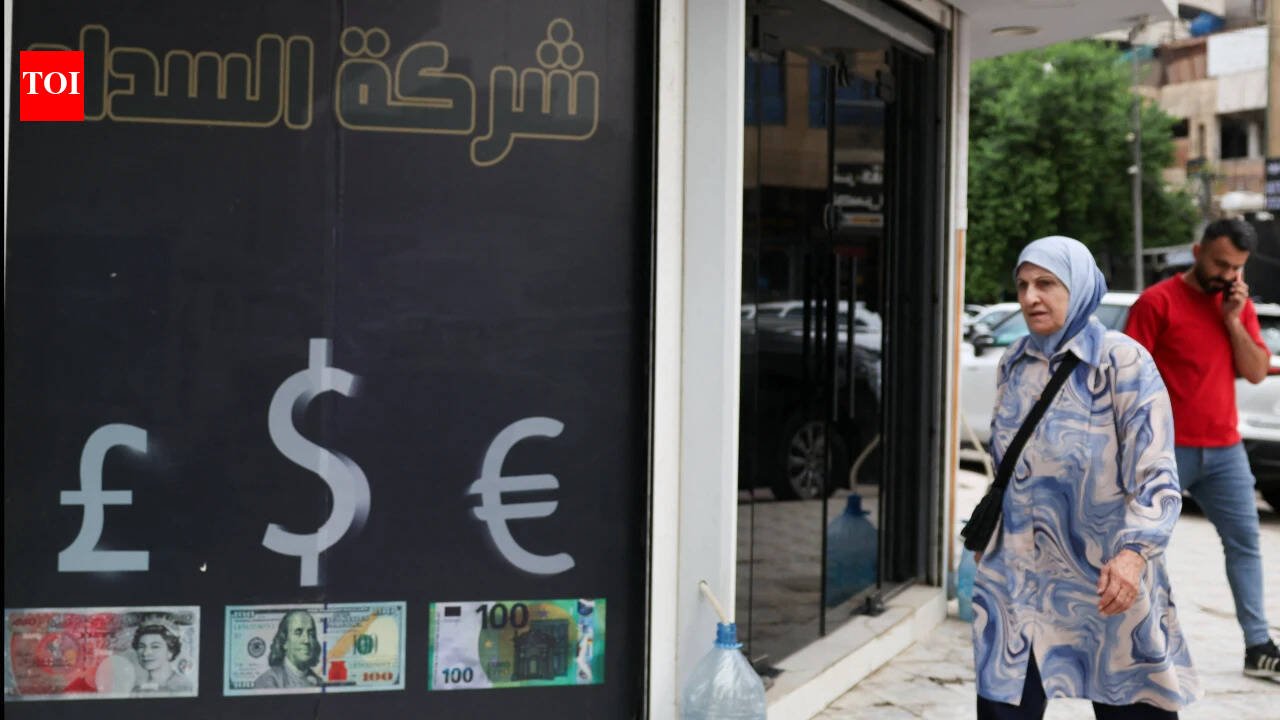 Iraq’s dinar takes a hit as official rate resets, market rate crosses 1,700