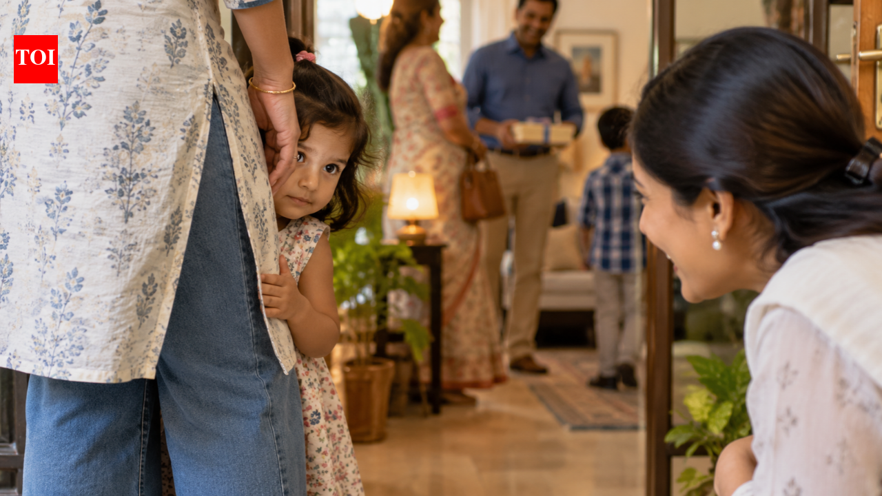 Psychology says toddlers who hide behind your legs but keep peeking at guests may be managing two competing feelings
