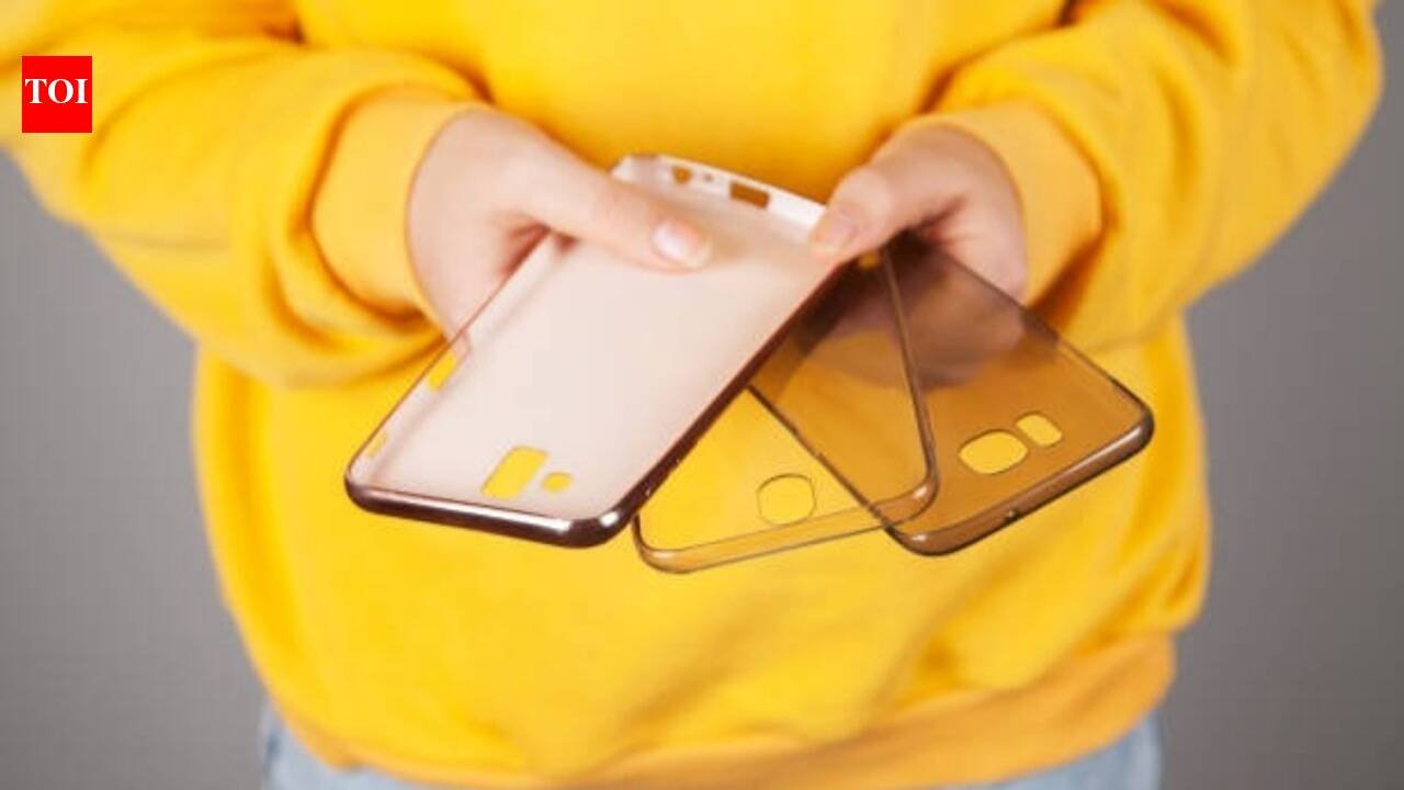How to clean a yellowed transparent phone case: 5 Easy ways to restore its look at home