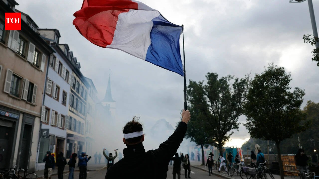 France’s economic woes: Debt nears 122% of GDP, growth forecast at just 0.4%