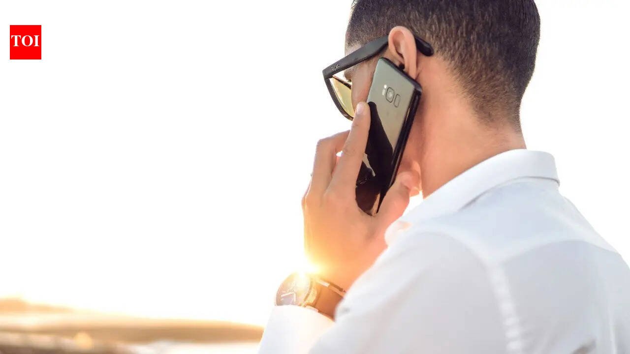 5 things you should never reveal during a phone call from an unknown number