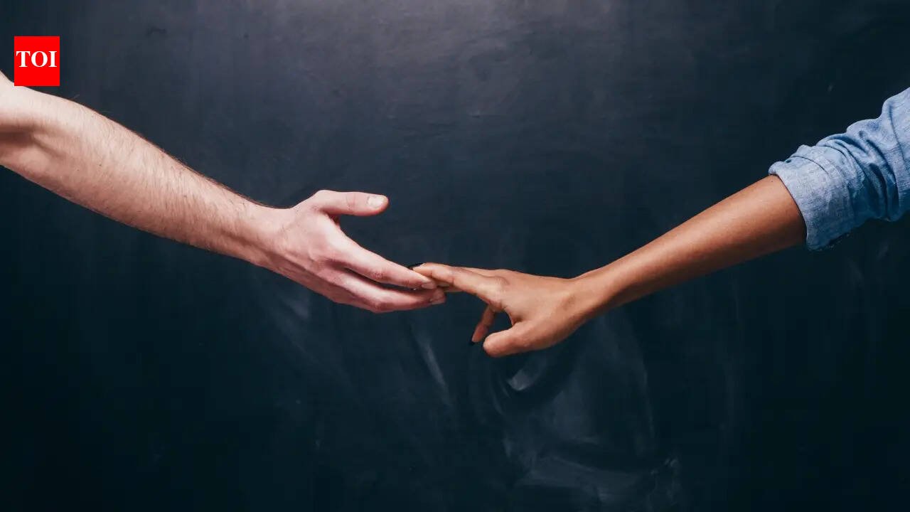 Saying ‘it's fine’ when it isn't? 5 ways people slowly lose themselves in love