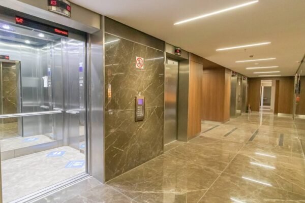5 things you should never, ever do in a lift