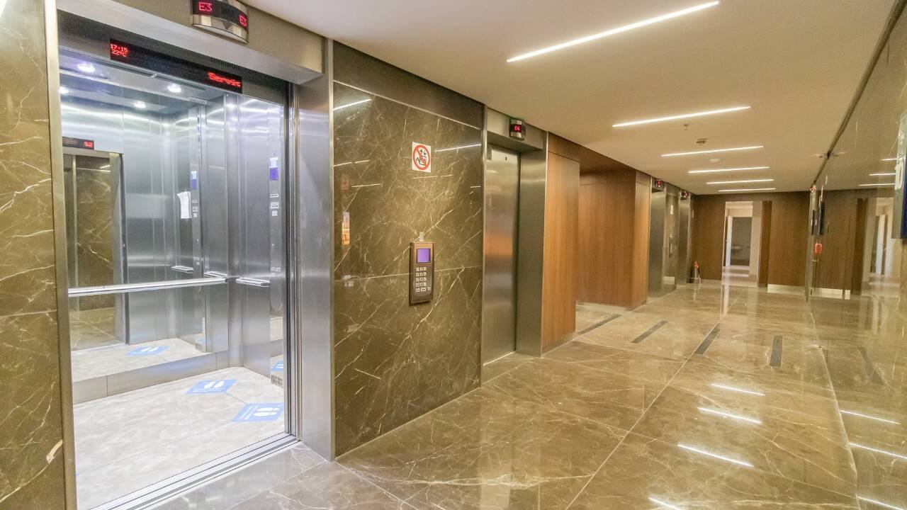 5 things you should never, ever do in a lift