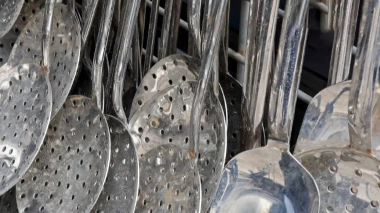 How to remove stubborn stains from steel utensils