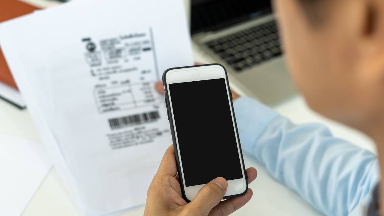 5 mistakes people make when storing important documents on their phones