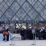 France unrest: Paris' Louvre Museum shut after student protesters block access