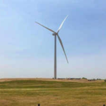 On a 160-acre Nebraska farm parcel, one wind turbine and its equipment use about 1 acre; the developer says a typical 30-year lease averages $10,000 to $12,500 a year, versus about $600 for top-dollar corn on that acre